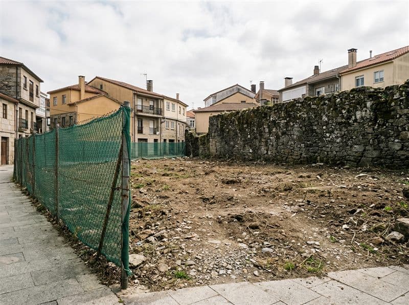 Solar urbano preparado para una nueva promoción de viviendas en Vilagarcía