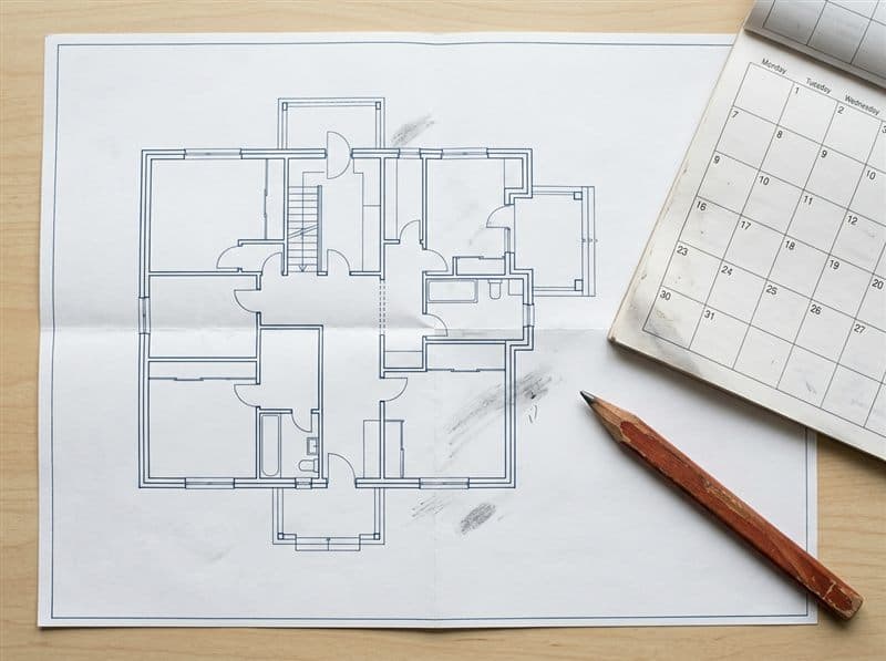 Arquitecto planificando el calendario de obra de una promoción de viviendas en Vilagarcía